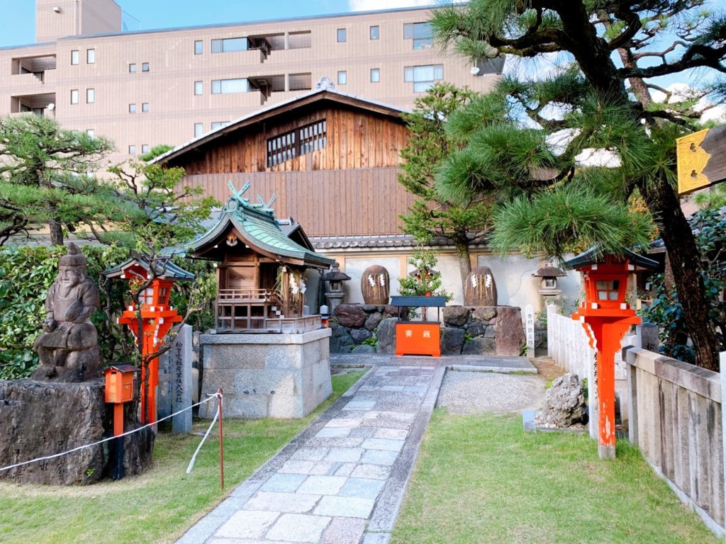 京都えびす神社 境内　財布塚　名刺塚　財布供養